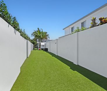 72 Poinciana Boulevard, Broadbeach Waters QLD 4218 - House For Rent... - Photo 4