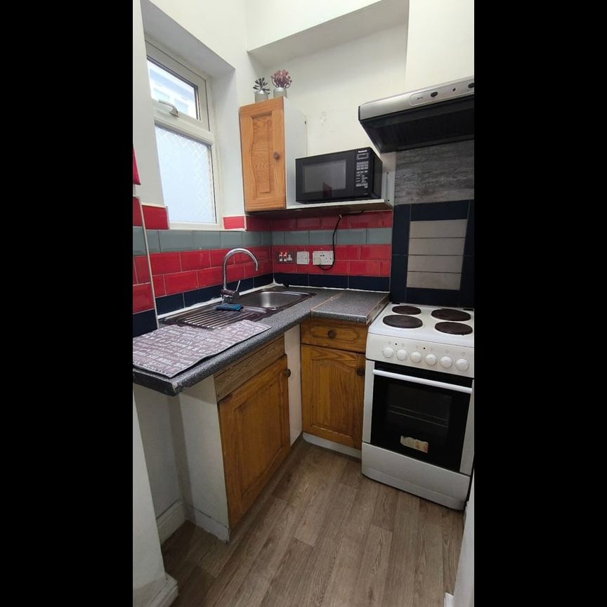 Studio Flat, High Street, W3 - Photo 1