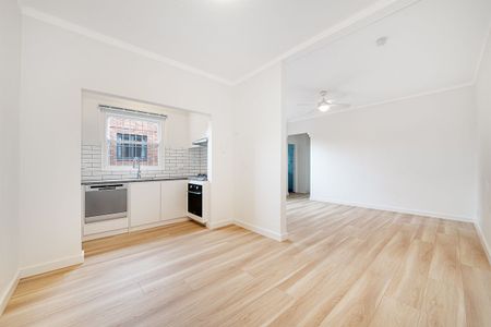 Freshly Renovated 2 Bedroom Apartment in North Randwick - Photo 3