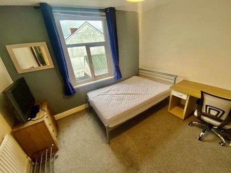 3 bedroom flat to rent - Photo 3