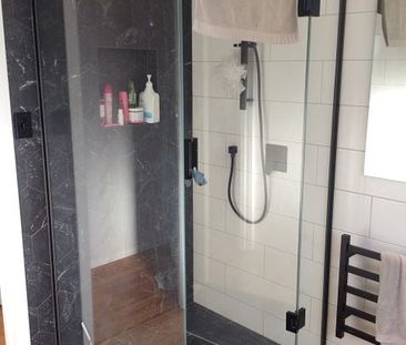 Magical Melton - big bathroom & massive yard - Photo 1