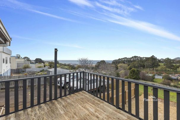 Charming Family Home with Sea Views - Photo 1