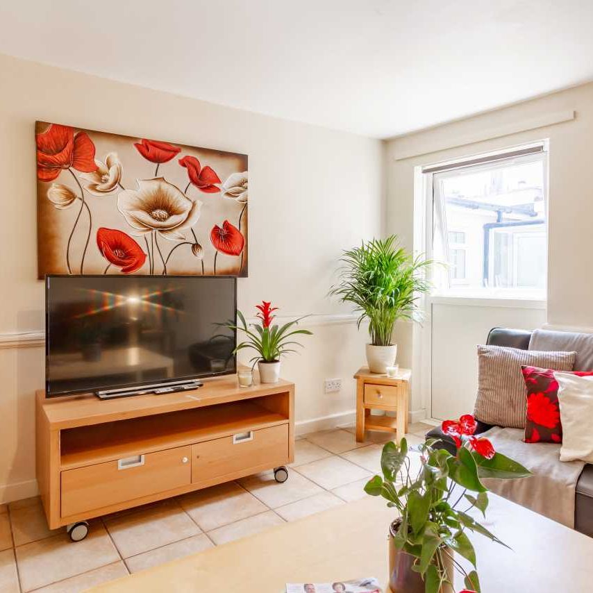 Room 2 - Photo 1