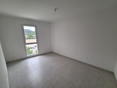 Location Appartement 3 pièces 70m² MARSEILLE 9ème - Photo 2