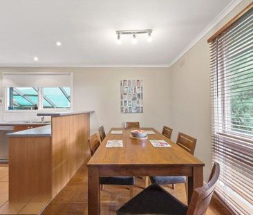 The Perfect Family Home - Space, Comfort and a Great Location - Photo 3