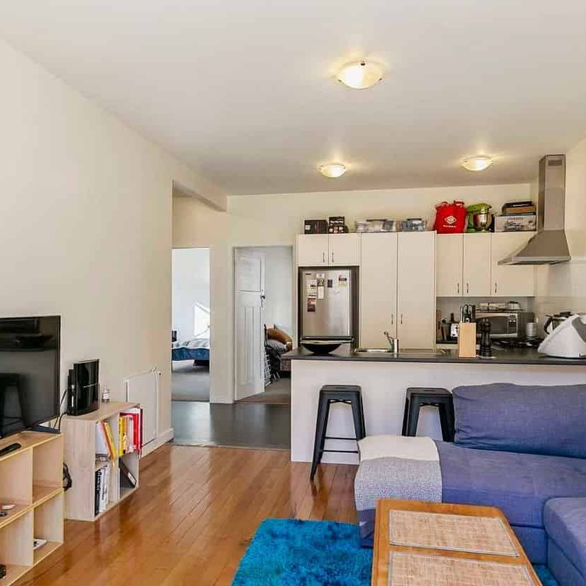 Spacious Sunny home in Lyall Bay - Photo 1