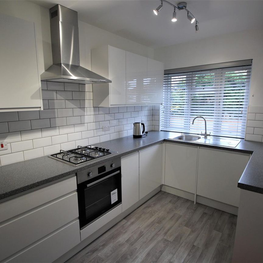 2 bed flat to rent in Stonegrove, Edgware, HA8 - Photo 1