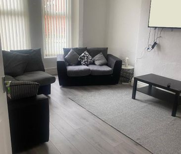 6 bedroom detached house to rent - Photo 2