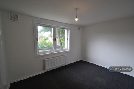 3 bedroom flat to rent - Photo 4