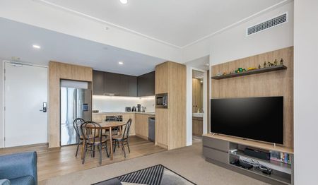 Luxurious, Secure Apartment in Prestigious Location w/ Stunning Views & High Quality Fittings! - Photo 5