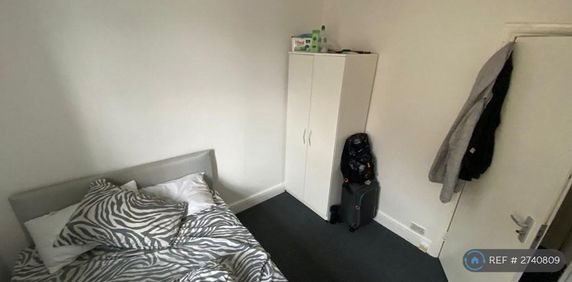 1 bedroom in a house share to rent - Photo 2