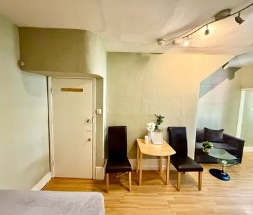 Studio Flat, Very Near Ravenscroft Road Area, W4 - Photo 1