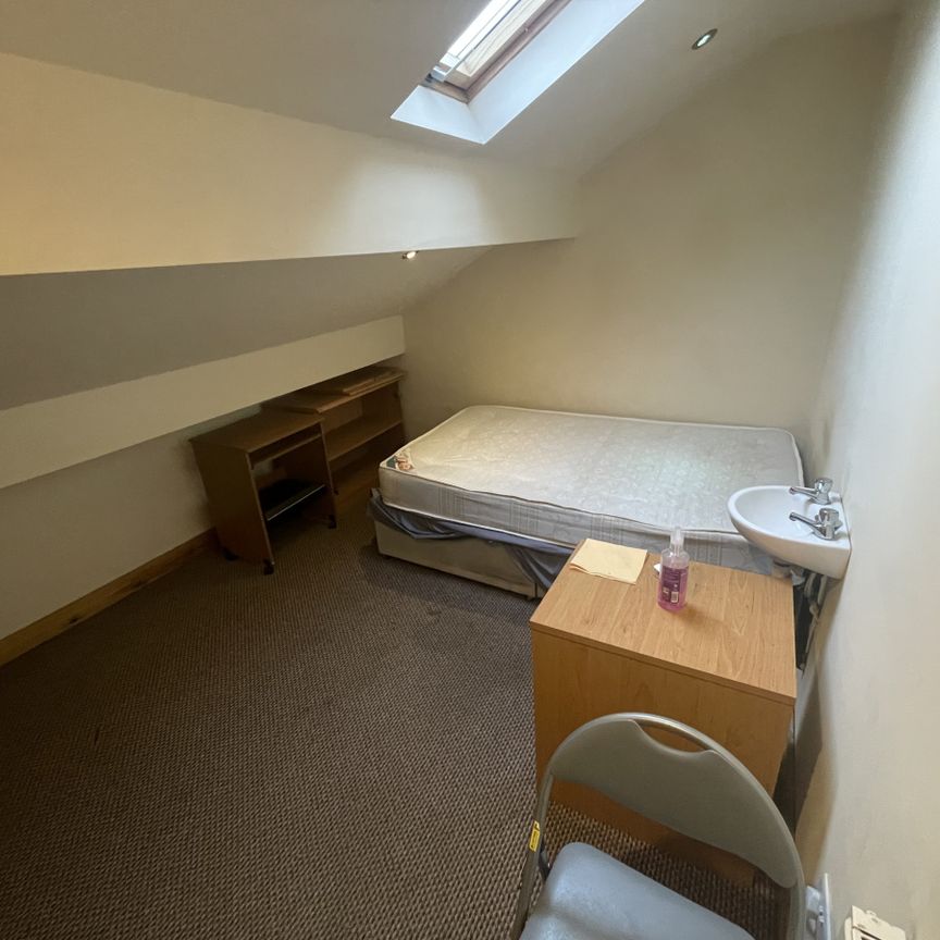 Room 6, 252, Aqueduct Street, Preston - Photo 1