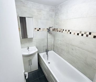 Room in a Shared Flat, Carey Gardens, SW8 - Photo 4