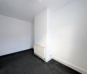 2 bedroom end of terrace house to rent - Photo 3