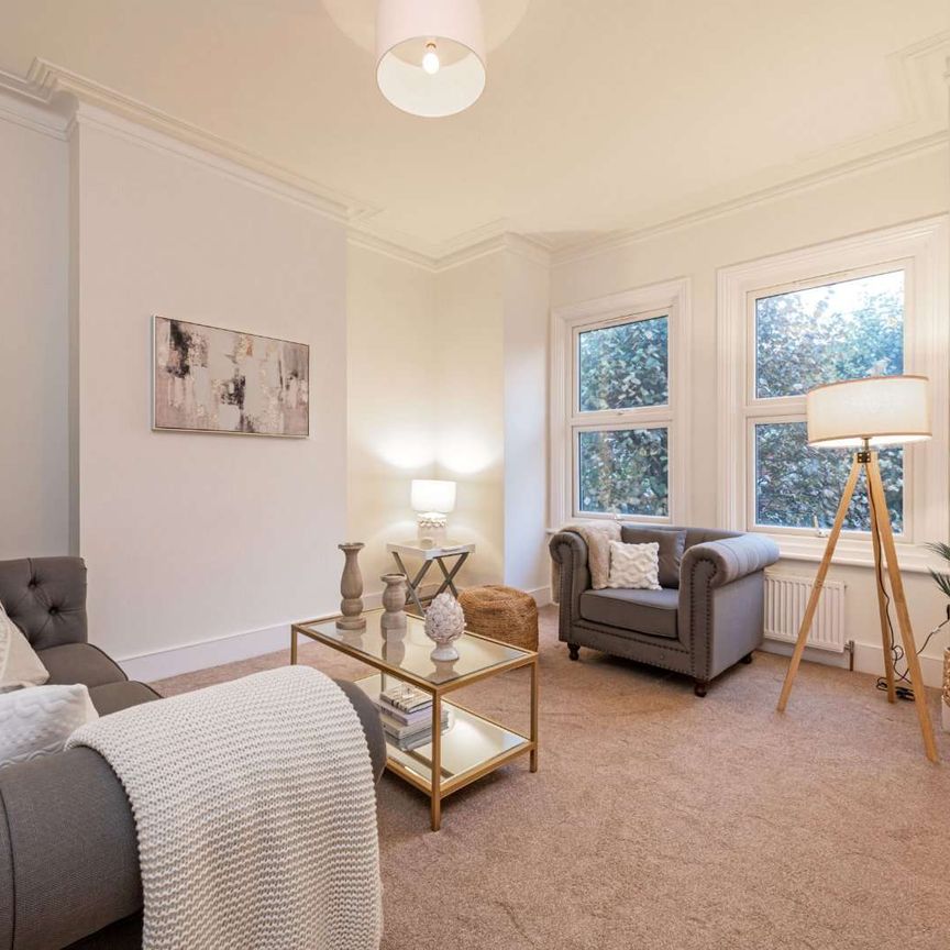 An immaculately presented two bedroom flat with a large private terrace located on the quiet residential Moring Road. - Photo 1