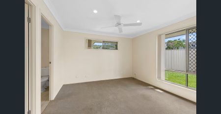 Spacious Family Living in the Heart of Upper Coomera - Photo 3