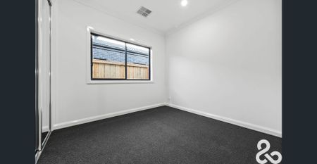 Brand Spanking New! - Photo 2