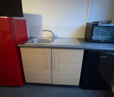 Flat C, Conference Road, Armley, Leeds, LS12 3DX - Photo 2