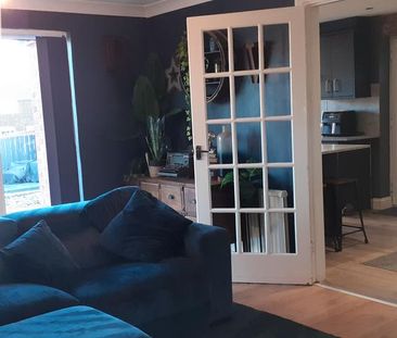 3 bedroom detached house to rent - Photo 3