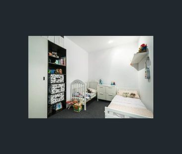 Bright & Spacious 2 Bedroom in Prime St Kilda Location! - Photo 4