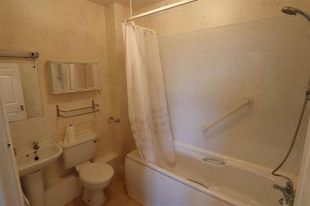 Royal Clarence Apts, EX34 - Photo 5