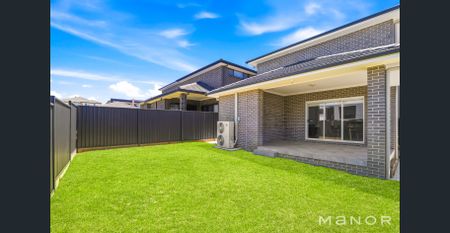 Beautiful Near-New Family Home in a Quiet Oakville Pocket! - Photo 3