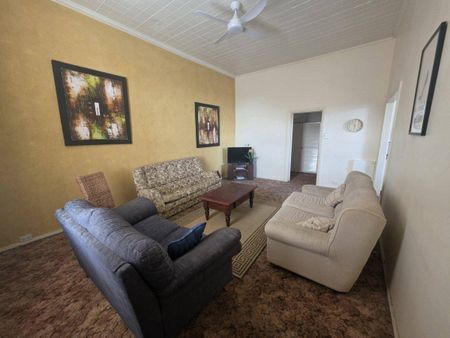 Furnished Four-Bedroom Apartment – Above Main Street, Young - Photo 2