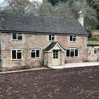 An idyllic newly refurbished three-bedroom cottage located within the Kentchurch Court Estate deer park, one of the oldest in the country, offering the perfect - Photo 1