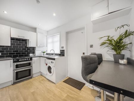 4 bedroom semi-detached house to rent - Photo 2