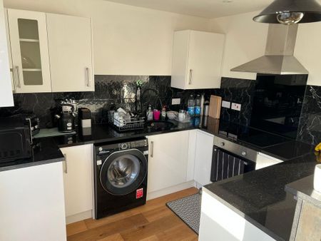 1 bedroom in a house share to rent - Photo 2