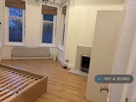 1 bedroom in a flat share to rent - Photo 3