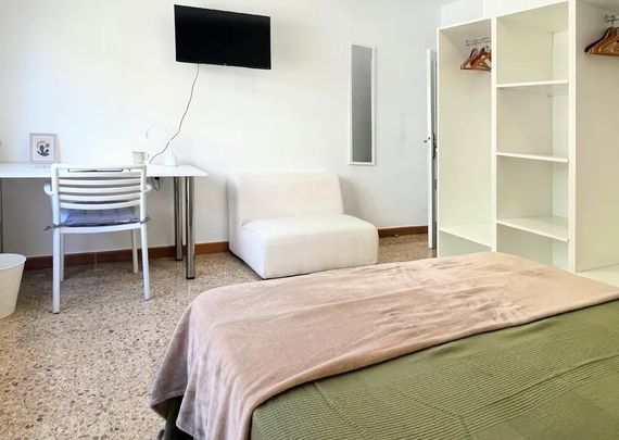 Carrer de Bernat i Baldoví, Burjassot, Valencian Community 46100 - Photo 1