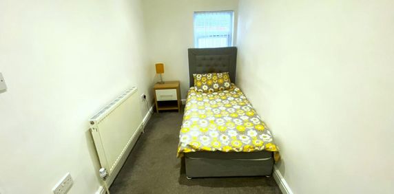 1 bedroom in a house share to rent - Photo 2