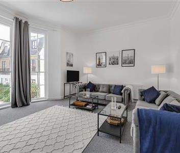 Parkland Gardens, SW19 - Photo 1