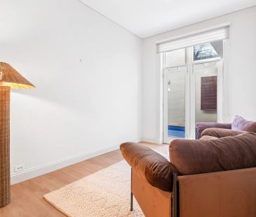 Stylish Beachfront Apartment – In the Heart of Henley Beach - Photo 2