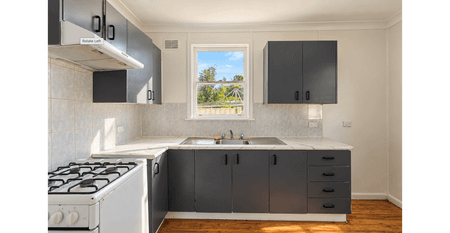 Comfortable Three-Bedroom Home with Light-Filled Living - Photo 3