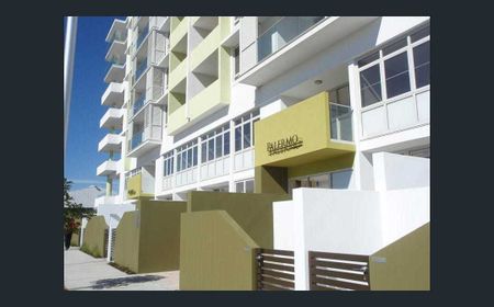 Spacious three bedrooms apartment with timber floor throughout and big balcony! - Photo 3