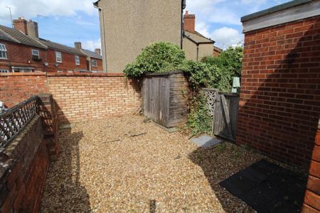 2 bedroom terraced house to rent - Photo 4