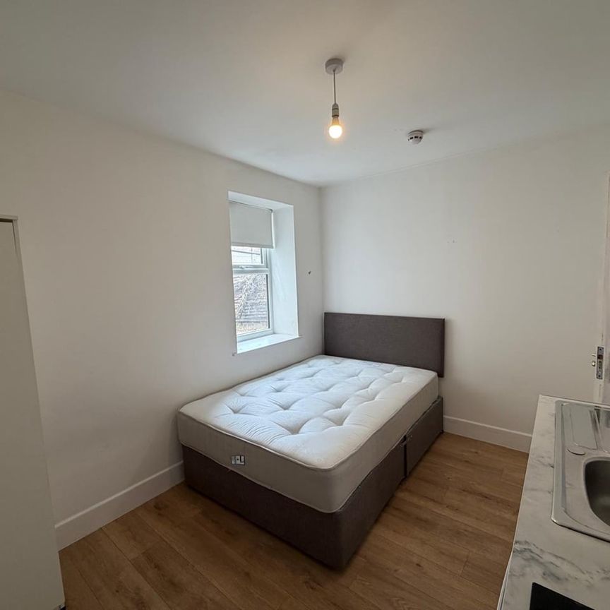 Studio Flat, Inwood Road, TW3 - Photo 1