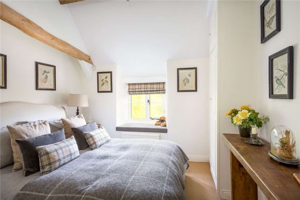 A charming cottage situated in the heart of this very popular Cotswold village. - Photo 1