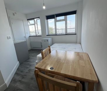 Studio Flat, High Road, IG1 - Photo 2