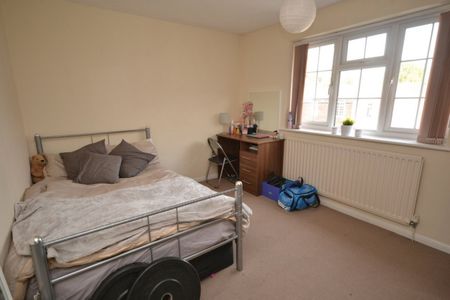 References Pending - 4 bed Mid Terraced House - Photo 4