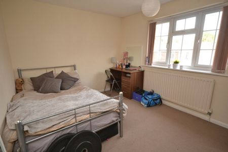 4 bed Mid Terraced House for Rent - Photo 5