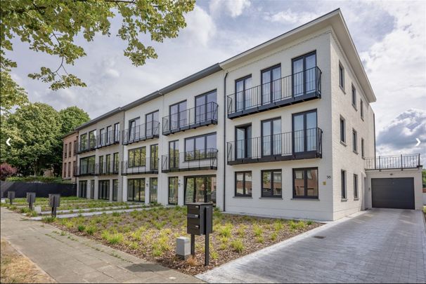 Instapklaar 2-slaapkamerappartement met carport - Photo 1