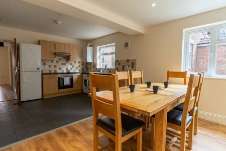 7 Bed Semi-Detached House, Burlington Road, SO15 - Photo 5