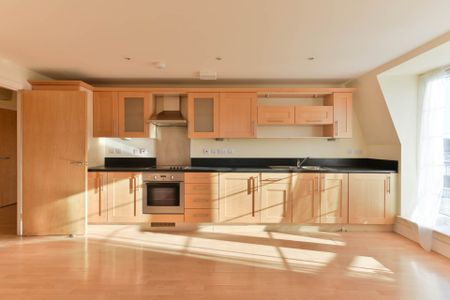 Central Walk, Station Approach - Photo 5