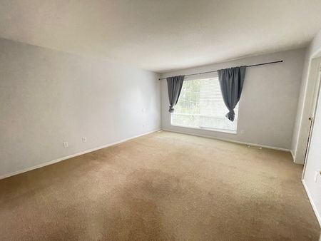 Bright, Spacious 4 Bedrooms/3 Bathrooms Home in White Rock - Photo 4