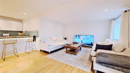 5 bedroom detached house to rent - Photo 2