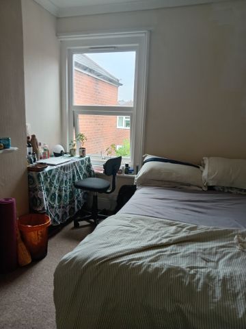 4 Bed Semi-Detached House, Mordaunt Road, SO14 - Photo 2